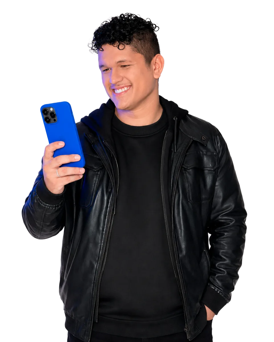 Adriano Vilarinho segurando o celular
